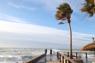 Fuerte oleaje causado por el viento en Palma.