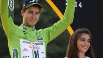 Peter Sagan celebra en Par&iacute;s su premio como mejor sprinter de la ronda gala.