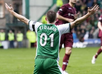 Cuando el delantero escocés retornó al Hibernian en 2008 no pudo llevar el dorsal 10 que llevaba normalmente puesto que ya estaba escogido por un compañero, el jugador decidió cambiar el orden de los dígitos.