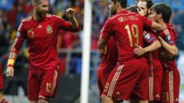 Los jugadores de la Selecci&oacute;n celebran el gol de Jordi Alba