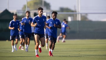 Adri&aacute;n y James, durante el entrenamiento de ayer en el Pinatar Arena.