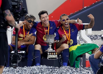 Lamine Yamal, Lewandowski y Raphinha celebrando la victoria del Barcelona en la Superocopa de Espa?a.
