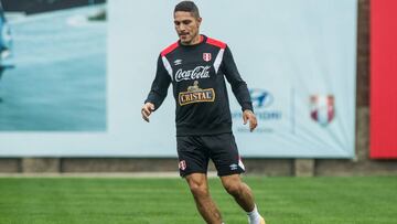 Peruvian footballer Paolo Guerrero takes part in a training session in Lima on August 29, 2017, ahead of their FIFA World Cup qualifier football match against Bolivia on August 31. / AFP PHOTO / Ernesto BENAVIDES