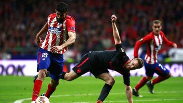 MADRID, SPAIN - MAY 03: Diego Costa of Atletico Madrid holds off Shkodran Mustafi of Arsenal during the UEFA Europa League Semi Final second leg match between Atletico Madrid and Arsenal FC at Estadio Wanda Metropolitano on May 3, 2018 in Madrid, Spain.