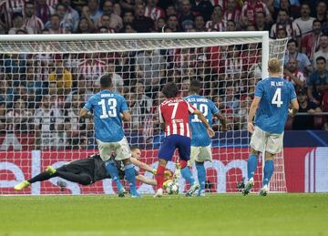 El portero de la Juventus,Wojciech Szczesnic, tras un tiro de Joao Félix.