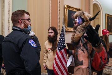 Los manifestantes pro-Trump irrumpieron en el Capitolio tras derribar 4 capas de vallas de seguridad, mostrando su inconformidad con los resultados de las elecciones presidenciales del 2020, mismas en las que el dem¨®crata, Joe Biden, le quit¨® la reelecci¨®n a Donald Trump, resultando el 46? Presidente electo de los Estados Unidos.