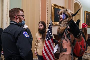 Los manifestantes pro-Trump irrumpieron en el Capitolio tras derribar 4 capas de vallas de seguridad, mostrando su inconformidad con los resultados de las elecciones presidenciales del 2020, mismas en las que el demócrata, Joe Biden, le quitó la reelección a Donald Trump, resultando el 46º Presidente electo de los Estados Unidos. 