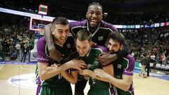 Los jugadores del Unicaja celebran una victoria. 