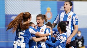 Euforia desatada tras el 1-0 de Adriana en el Espanyol-Deportivo.