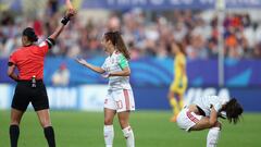 Aitana Bonmat&iacute;, recibiendo la tarjeta roja ante Francia. 