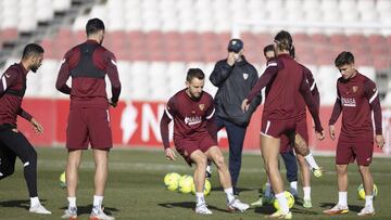 Rakitic, en primer plano, durante el entrenamiento de hoy del Sevilla.