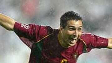 <b>HAT TRICK</B>. Pauleta se ha convertido en el héroe del partido y ha resucitado a Portugal.