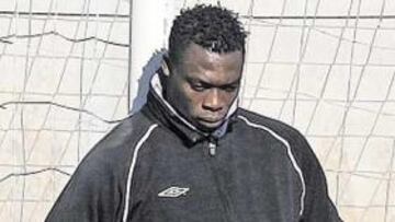 <b>DECEPCIÓN. </b>Kameni apareció ayer en Barcelona, después de varios días de retraso. Se ejercitará hoy.