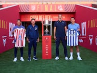 Koke, Simeone, Matarazzo y Oyarzabal posan en La Cartuja con las camisetas de Atlético y Real Sociedad con el trofeo de la Copa del Rey.