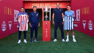 Koke, Simeone, Matarazzo y Oyarzabal posan en La Cartuja con las camisetas de Atlético y Real Sociedad con el trofeo de la Copa del Rey.