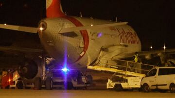 PALMA DE MALLORCA, 05/11/2021.- Imagen del avión de la Royale Air Marroc del que tras aterrizar de urgencia hoy viernes en el aeropuerto de Palma de Mallorca, un grupo de pasajeros han abandonado la aeronave y han provocado el cierre del aeropuerto balear. EFE/CATI CLADERA.