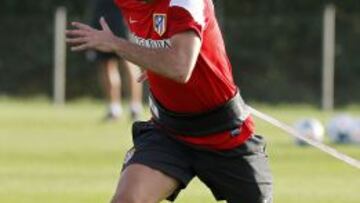 Adrián realiza un ejercicio de fuerza en un circuito físico del Atlético.