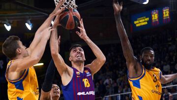 GRAF6964. BARCELONA, 19/03/2019.- El ala-p&oacute;vot del FC Barcelona Lassa Pierre Oriola (c) lucha el bal&oacute;n con Xavier Rabaseda (i), del Herbalife Gran Canaria, en partido de la EurLliga que se disputa esta noche en el Palau Blaugrana, en Barcelona. EFE/Alejandro Garc&iacute;a