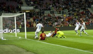 Navas marca el definitivo empate a dos.