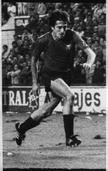 Enrique Martín, permaneció toda su carrera profesional en el Club Atlético Osasuna desde 1978 hasta 1988.
