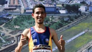 Ayad Lamdassem, vencedor en el Nacional de Cross, posa tras su victoria.