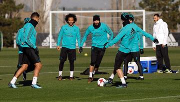 Karim Benzema, en un rondo junto a Marcelo, Casemiro y otros jugadores del Real Madrid.