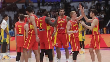 Jakarta (Indonesia), 28/08/2023.- Players of Spain team celebrate after winning the FIBA Basketball World Cup 2023 group stage match between Brazil and Spain in Jakarta, Indonesia, 28 August 2023. (Baloncesto, Brasil, España) EFE/EPA/ADI WEDA
