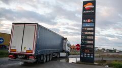 Un cami&oacute;n pasa al lado de una gasolinera situada en el eje Manzanares-Valdepe&ntilde;as de la autopista A4, el d&iacute;a en que ha entrado en vigor la rebaja de 20 c&eacute;ntimos en el litro de la gasolina, a 1 de abril de 2022, en Ciudad Real, C