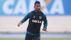 Botafogo se impacienta por retraso del pase de Valencia