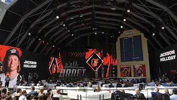 LOS ANGELES, CA - JULY 17: Robert Manfred, commissioner of Major League Baseball, announces the first pick by Jackson Holiday by the Baltimore Orioles during the 2022 MLB Draft at XBOX Plaza on July 17, 2022 in Los Angeles, California.   Kevork Djansezian/Getty Images/AFP
== FOR NEWSPAPERS, INTERNET, TELCOS & TELEVISION USE ONLY ==