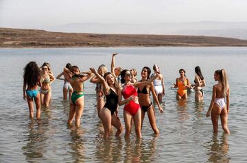 Las participantes de Miss Universo visitan el Mar Muerto cerca de Jericó, Cisjordania.