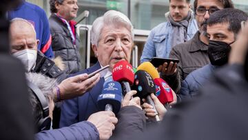 Enrique Cerezo, presidente del Atl&eacute;tico, atiende a la prensa en M&aacute;nchester