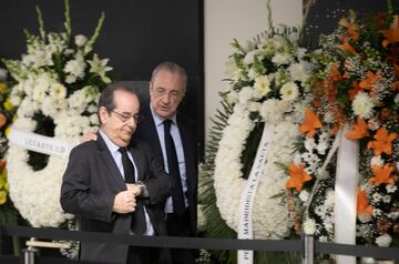 El presidente del Real Madrid, Florentino Prez, a su llegada a la capilla ardiente con Manuel Redondo, Director del Gabinete de Presidencia.