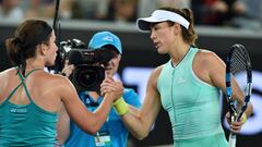 Spain&#039;s Garbine Muguruza (R) shakes hands with Latvia&#039;s Anastasija Sevastova following Muguruza&#039;s victory in their women&#039;s singles third round match on day five of the Australian Open tennis tournament in Melbourne on January 20, 2017. / AFP PHOTO / PAUL CROCK / IMAGE RESTRICTED TO EDITORIAL USE - STRICTLY NO COMMERCIAL USE