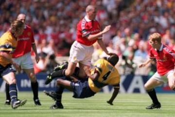 Dos duros de verdad que animaron ásperos duelos a comienzos de este siglo. Roy Keane (Manchester United) y Patrick Vieira (Arsenal).