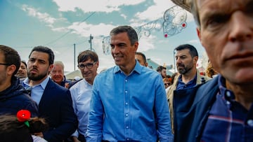 El presidente del Gobierno, Pedro Sánchez (c), a su llegada a la Feria de Abril, a 1 de mayo de 2024, en Barcelona, Catalunya (España). El presidente del Gobierno ha visitado hoy la Feria de Abril,  instalada entre las ciudades de Barcelona y Sant Adrià de Besòs. Ha estado en la caseta del PSC junto al líder del partido y candidato a las elecciones catalanas. Esta es la primera aparición pública de Sánchez después de que el pasado lunes, 29 de abril anunciase que seguía al frente del Gobierno tras tomarse cinco días de reflexión y anular su agenda política.
01 MAYO 2024;FERIA DE ABRIL;BARCELONA;CATALUNYA;PEDRO SÁNCHEZ
Kike Rincón / Europa Press
01/05/2024