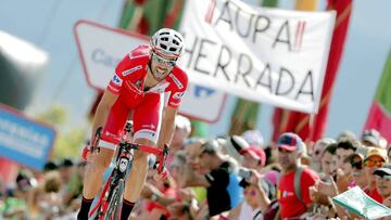 El l&iacute;der de la general, el corredor espa&ntilde;ol del equipo Cofidis Jes&uacute;s Herrada, cruza la l&iacute;nea de meta de la decimotercera etapa de la Vuelta, disputada entre Cand&aacute;s y La Camperona (Le&oacute;n).