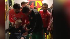 El enorme gesto viral de arquero de los Wolves con un niño