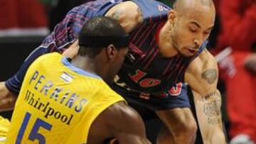 Logan lucha con Perkins.