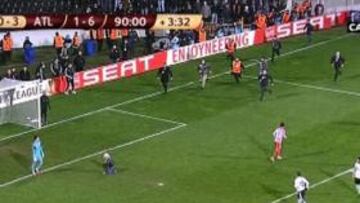 Un aficionado salta al campo tras el tercer gol del Atlético