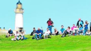 <b>'BUNKERS' PROFUNDOS. </b>Lo son y mucho, en Turnberry. En la imagen, Greg Njorman, saliendo de uno de ellos ayer mismo.