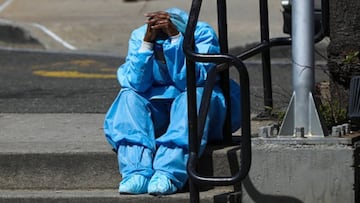 M&eacute;dico descansando en la calle tras atender pacientes con coronvarus, 2020. Getty Images.