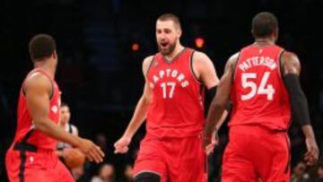 Valanciunas (22+11) se lleva el duelo con Brook Lopez (24+13)