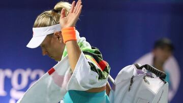 Angelique Kerber of Germany leaves the court after losing against Elina Svitolina of Ukraine during their third semi final women&#039;s WTA Tennis Championship in Dubai on February 24, 2017.
 Angelique Kerber lost the chance to return to the top of the WTA rankings, after losing 6-3, 7-6 (7/3) to Elina Svitolina in the Dubai Tennis Championships semi-finals. / AFP PHOTO / KARIM SAHIB