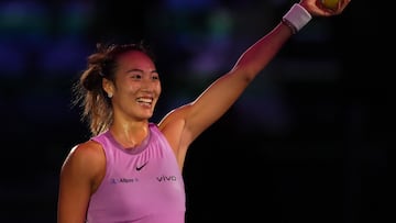 Qinwen Zheng celebra su triunfo contra Jasmine Paolini en Riad.