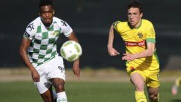 Diogo Jota (derecha) durante un partido contra el Moreirense.