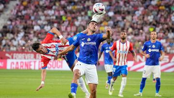 GIRONA, 20/08/2023.- Arnau Martínez (i), del Girona FC, lucha con Carles Aleñá, del Getafe CF, durante el partido de la segunda jornada de Liga en Primera División entre el Girona FC y el Getafe CF hoy domingo en el estadio municipal de Montilivi, en Girona. EFE/David Borrat.
