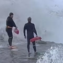Rescatan a un surfista atrapado entre las olas de una bomba ciclónica