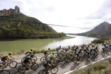 Vista del pelotón tras su salida en la duodécima etapa de la Vuelta Ciclista a España disputada entre Escaldes-Engordany (Andorra), y Lleida, con un recorrido de 173 kilómetros. 