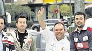 Las peñas estuvieron antes del partido recogiendo las firmas.